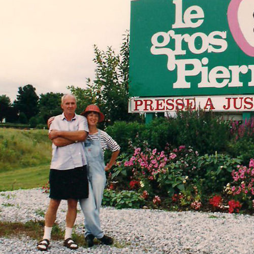 1988 - Diane Goyette et Louis Poulin devant l'enseigne du Verger Gros Pierre à Compton
