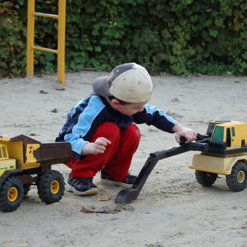 Carré de sable et camions au Verger Gros Pierre
