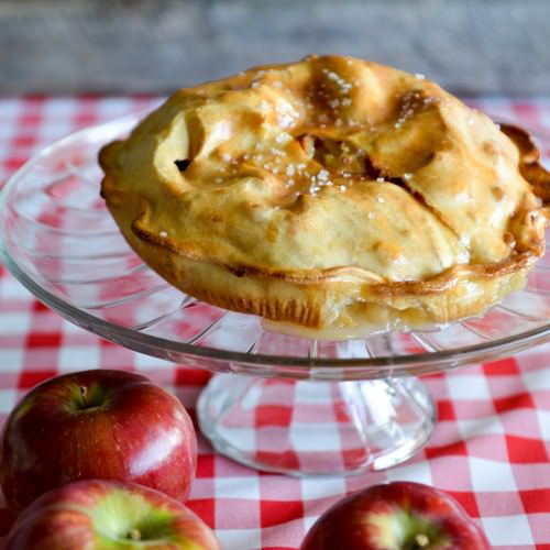 Présentation d'une tarte aux pommes au Verger Gros Pierre
