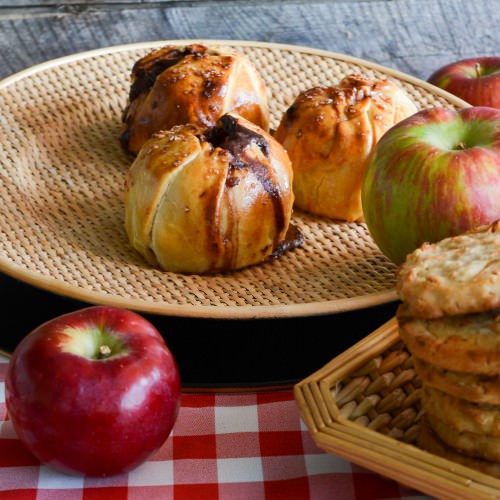 Présentation des baluchons aux pommes et chocolat noir

